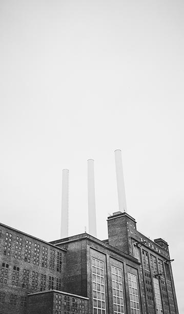Schwarz Weiß Aufnahme einer Fabrik