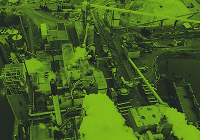 Große Industrieanlage mit vielen Maschinen Großes Industriegelände mit imposanter Anlage mit einer Luftaufnahme abgebildet