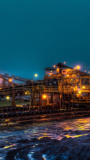 Einbau Konformitätserklärung Große Fabrik in der Abenddämmerung