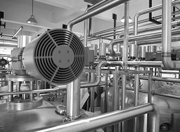 Betriebsanleitungen für große Geräte und Maschinen Große Turbine wird in einer Anlagenfabrik gefertigt